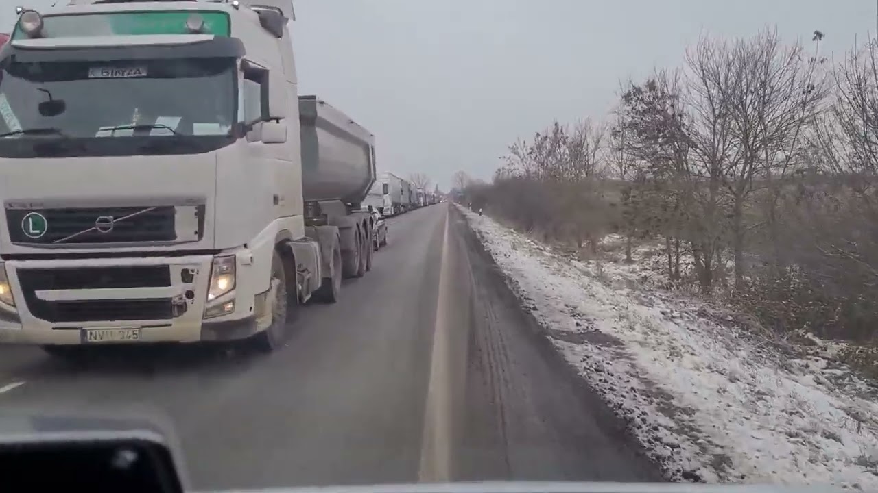 Kamion sor Záhony és Kisvárda között. 2023.11.30.