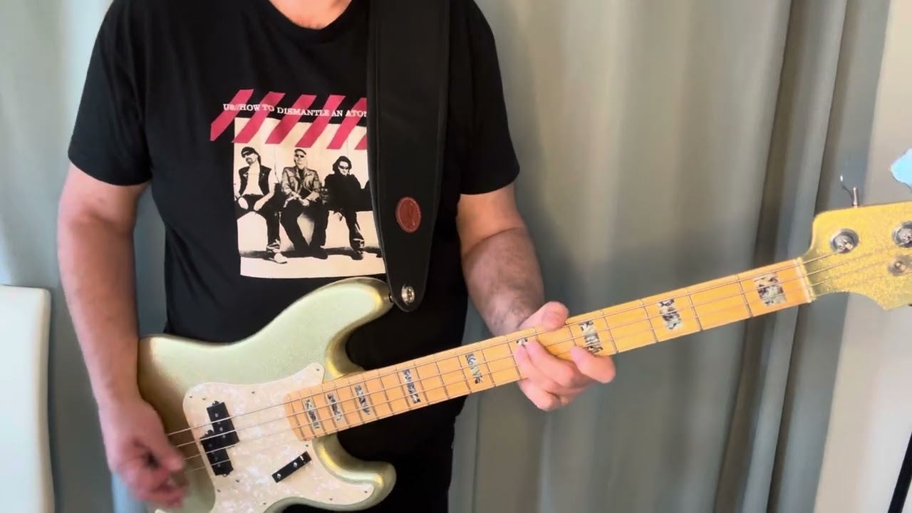 U2 New Years Day live in Paris, Bass Cover