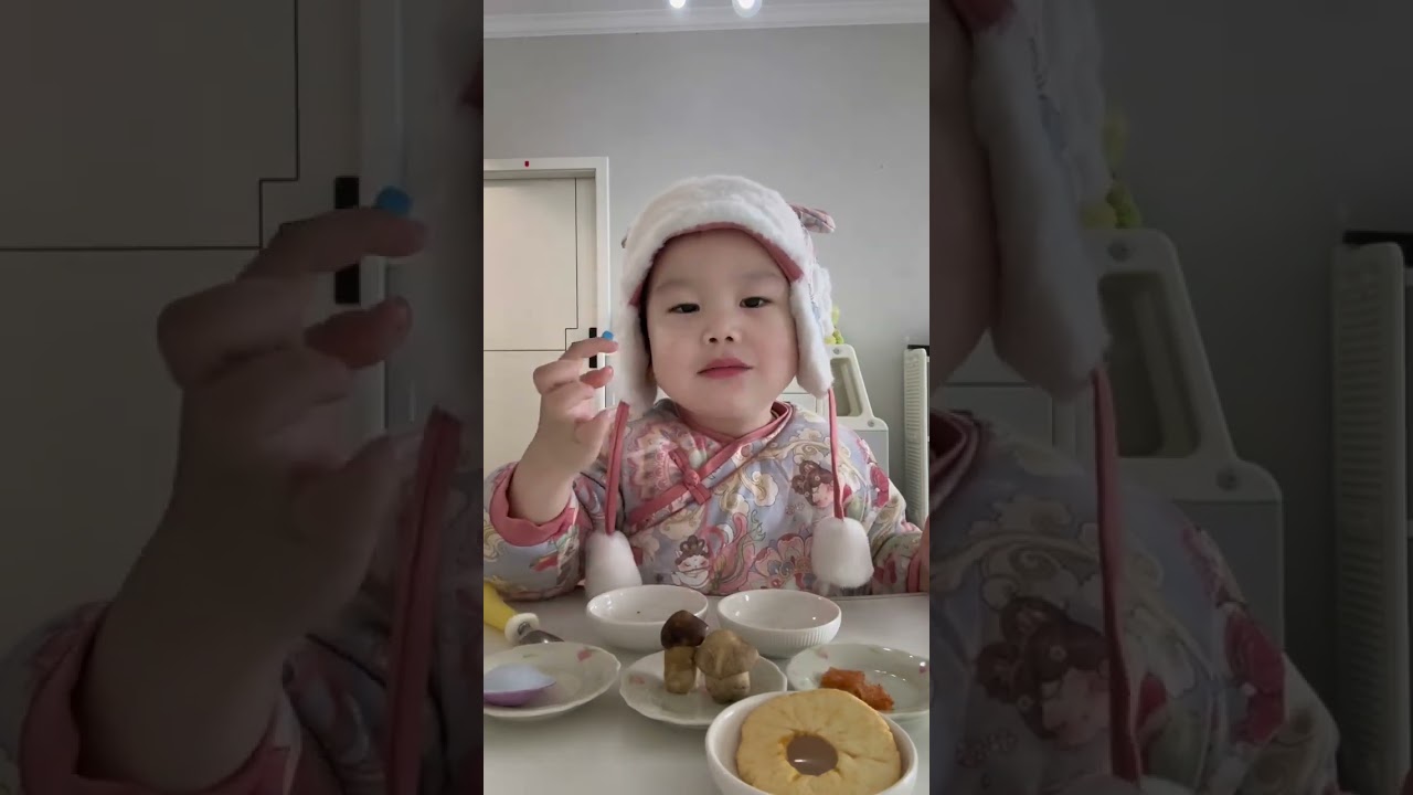 The daily life of a sneaky snacker as always, a baby who eats independently, a good baby who lov