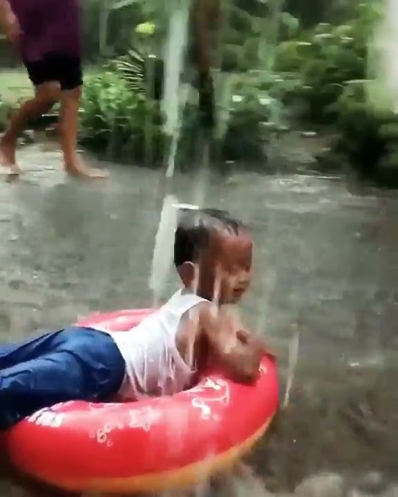 Lucu nya anak kecil kalo main hujan