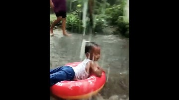 Lucu nya anak kecil kalo main hujan