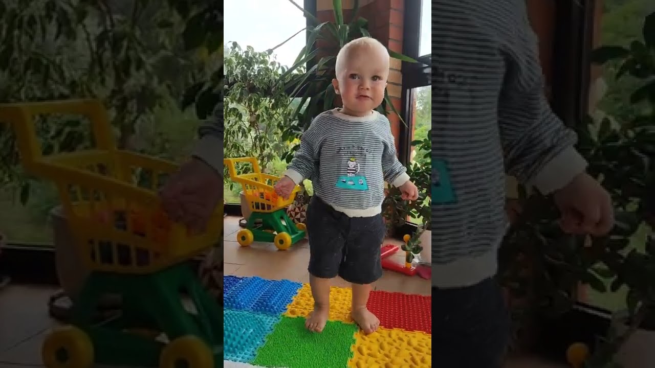 20.08.22 🥰 Robert James is making funny faces with his mom and walking around the massager 🥰