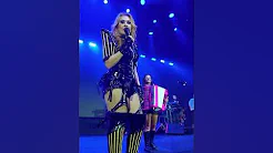 Sanfoneira tocando pra Joelma em show