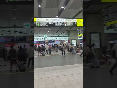 「新大阪新幹線のりば中央口」お盆が始まるので多くの人々で賑わってます。駐車場もいっぱいです。23.08.10