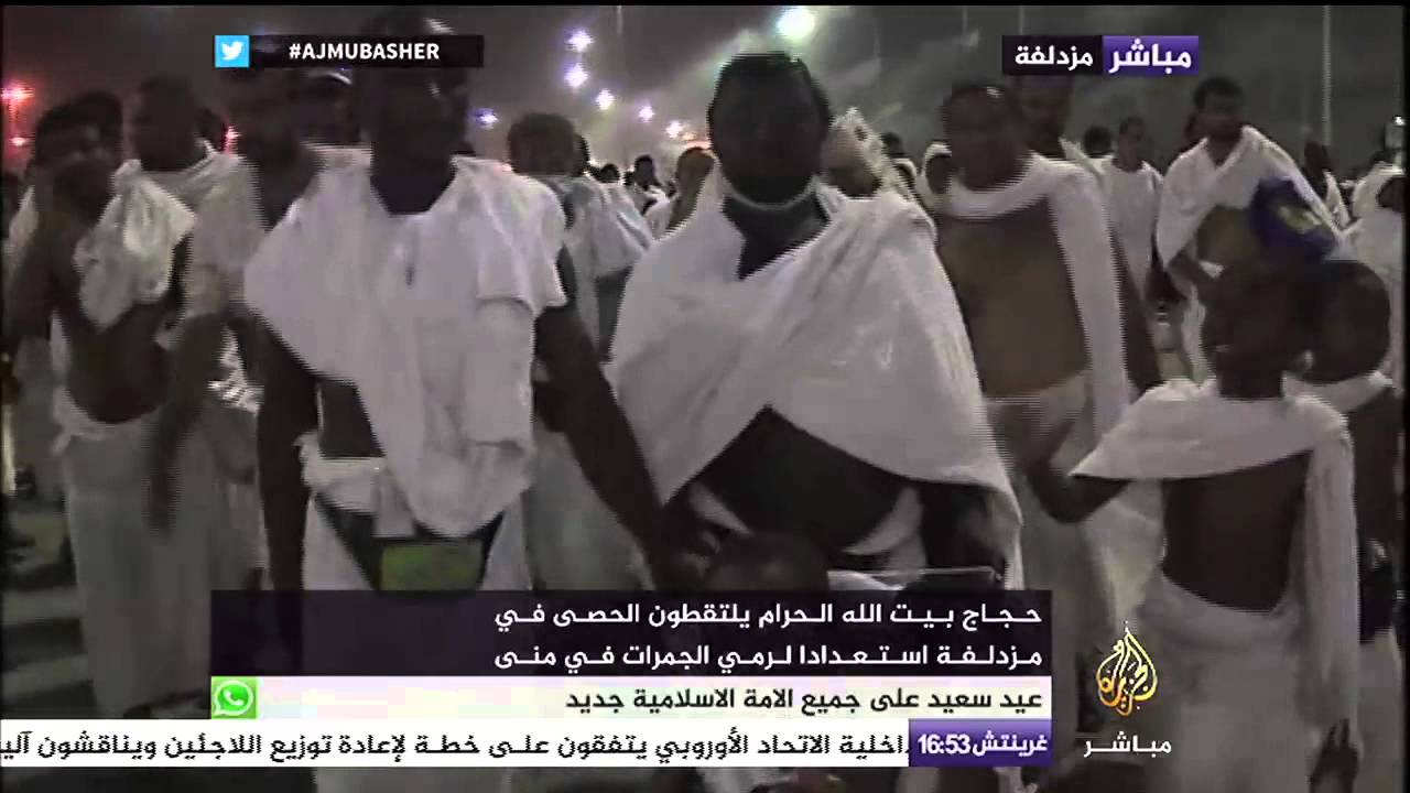 حاج يدفع صغاره على كرسي متحرك للتهوين عليهما من مشقة المسير إلى #مزدلفة