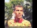 Stromae faisant une dédicace vidéo a des fans de Monaco
