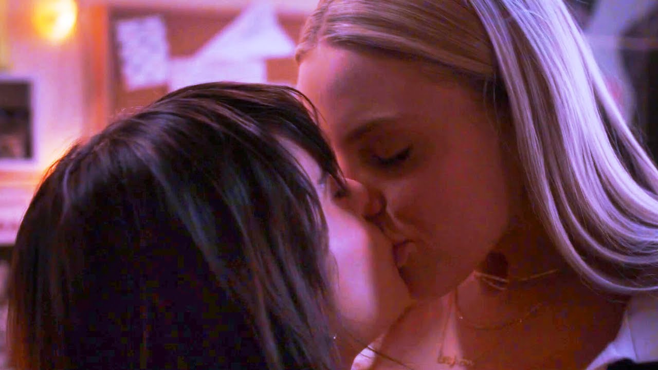 The sex lives of college girls kiss scene