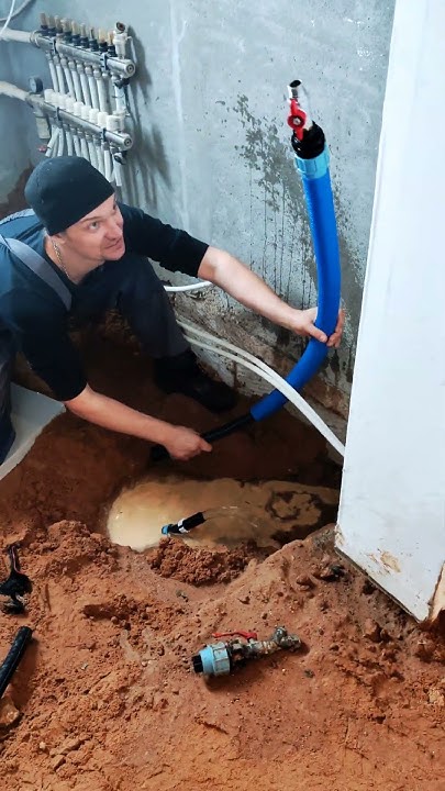 врезка в ПНД трубу под давлением - YouTube