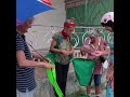HACIENDO REGALOS A CUBANOS