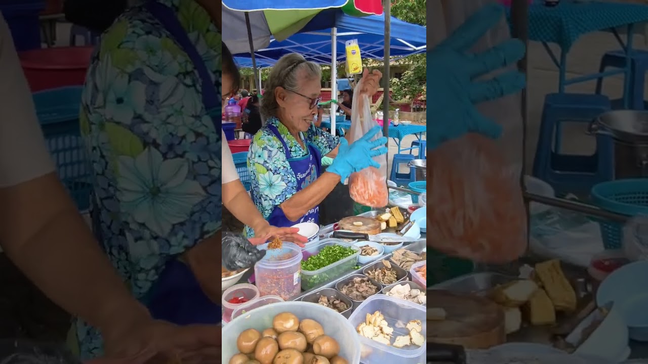 ก๋วยจั๊บโบราณและกระเพาะปลายอดมะพร้าว ร้านป้าแป๋วเจ๊นก ลานข้างวัดท่าเกวียน อำเภอพนมสารคาม ฉะเชิงเทรา