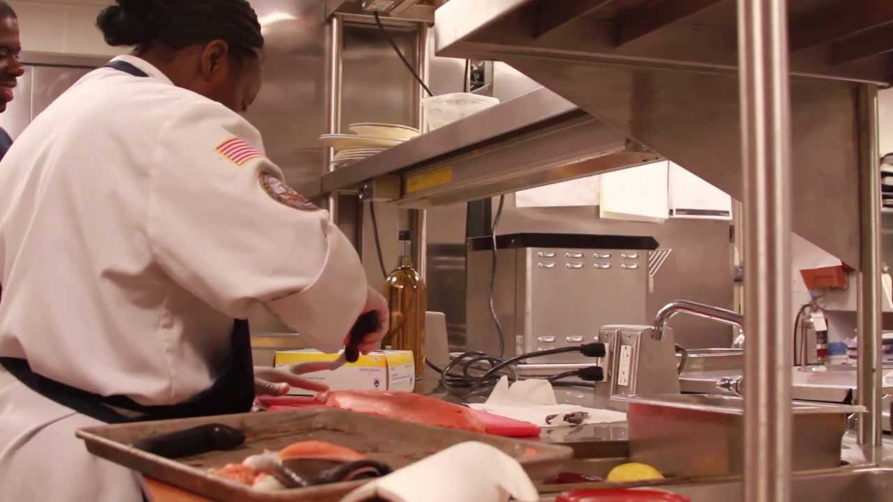 militarychefs com all hands update navy culinary specialist prepares meals at the pentagon navy culinary specialist