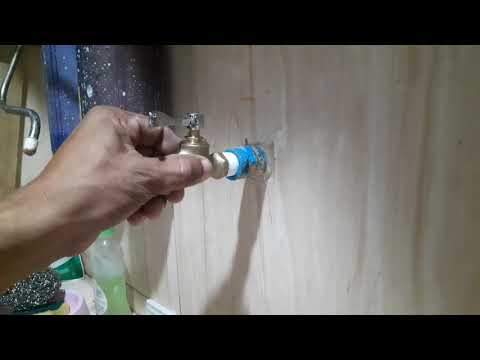 Video: DIY pagkukumpuni ng gripo sa banyo