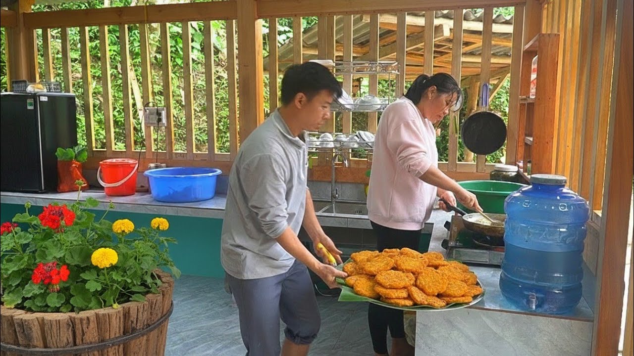 DAU TU was busy in the kitchen making sweet potato cakes to take to visit his sister COI.