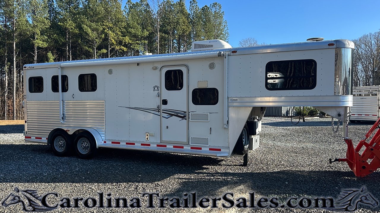 2012 Adam 7307 Excursion — трёхколёсный туристический прицеп для лошадей с 7-футовым полным компл...