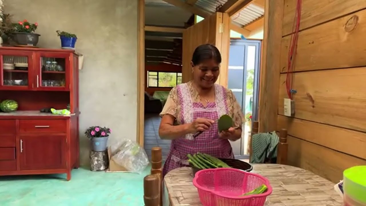 Doña Marce le lleva unos nopales a Edith, para ver qué preparan de comer