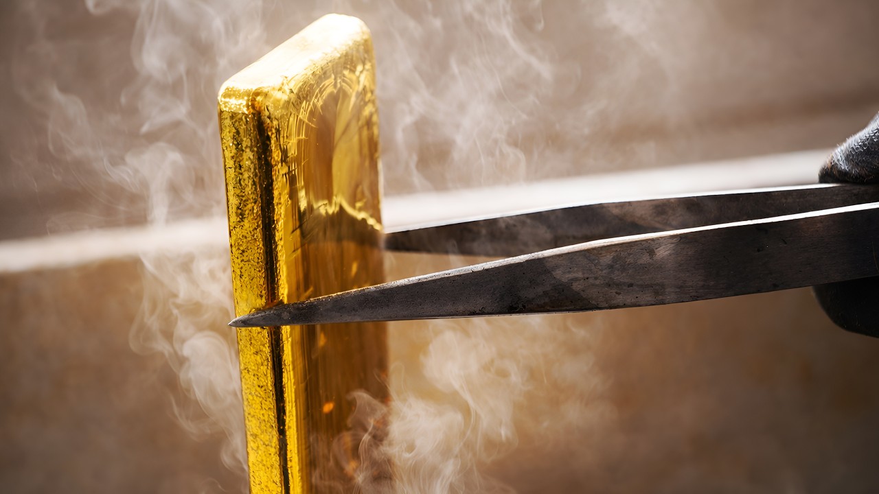 Процесс изготовления горячего золотого слитка только что из формы. Корейская золотая биржа.