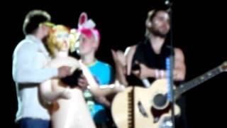 30 Seconds to Mars [Fans on stage] (23.08.2011, Hamburg / Trabrennbahn)