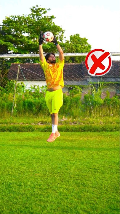 Kiper pemula wajib tau hal ini!! tips tangkap bola crossing!! #shorts