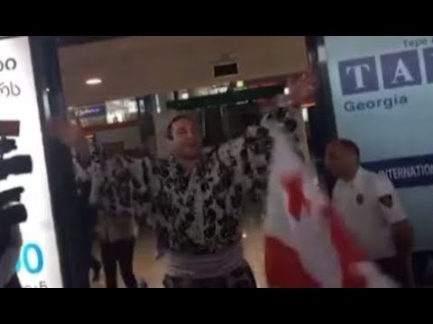 ლევან გორგაძე \"ტოჩინოშინი\" საქართველოში ჩამოვიდა - მას აეროპორტში ასობით ადამიანი დახვდა