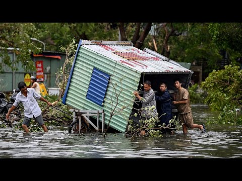 «День апокалипсиса»: жители Ханоя убирают обломки после супертайфуна