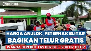 Warga Berebut Telur Gratis Yang Dibagikan Peternak Ayam Petelur Blitar Karena Harga Anjlok