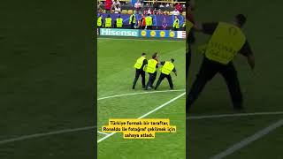 Türkiye Formalı Bir Taraftar, Ronaldo Ile Fotoğraf Çekilmek Için Sahaya Atladı.