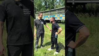 Олексій Васільченко показав нам яку має пасіку, тож мед має бути 🙂.