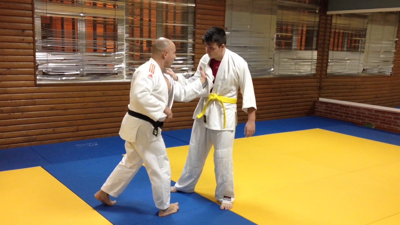 Trabajo de Seoi Nague diestro con agarre a la solapa