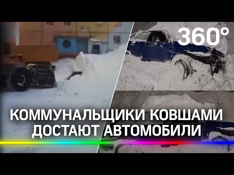 Коммунальщики сгребают в ковш машины вместе со снегом в Норильске