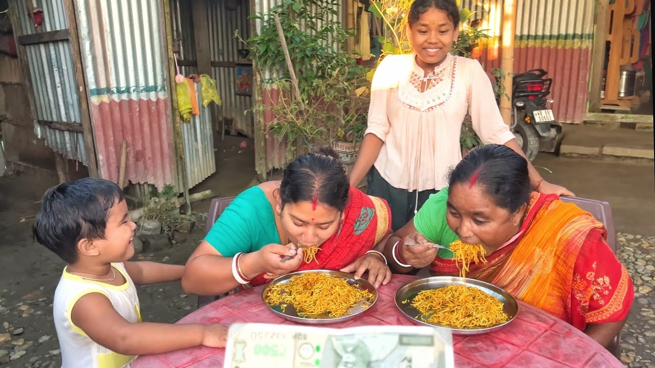 মা Vs বউ চাউমিন খাওয়ার ধামাকা চ্যালেঞ্জ🔥 || Goriber Vlogs