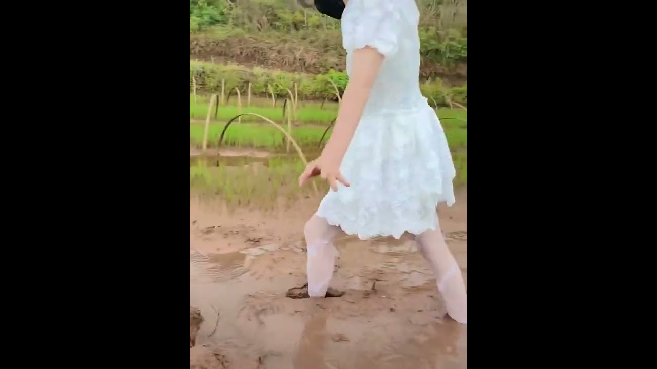Girl in office dress wanna catch eel in the field , even her tights get muddy!