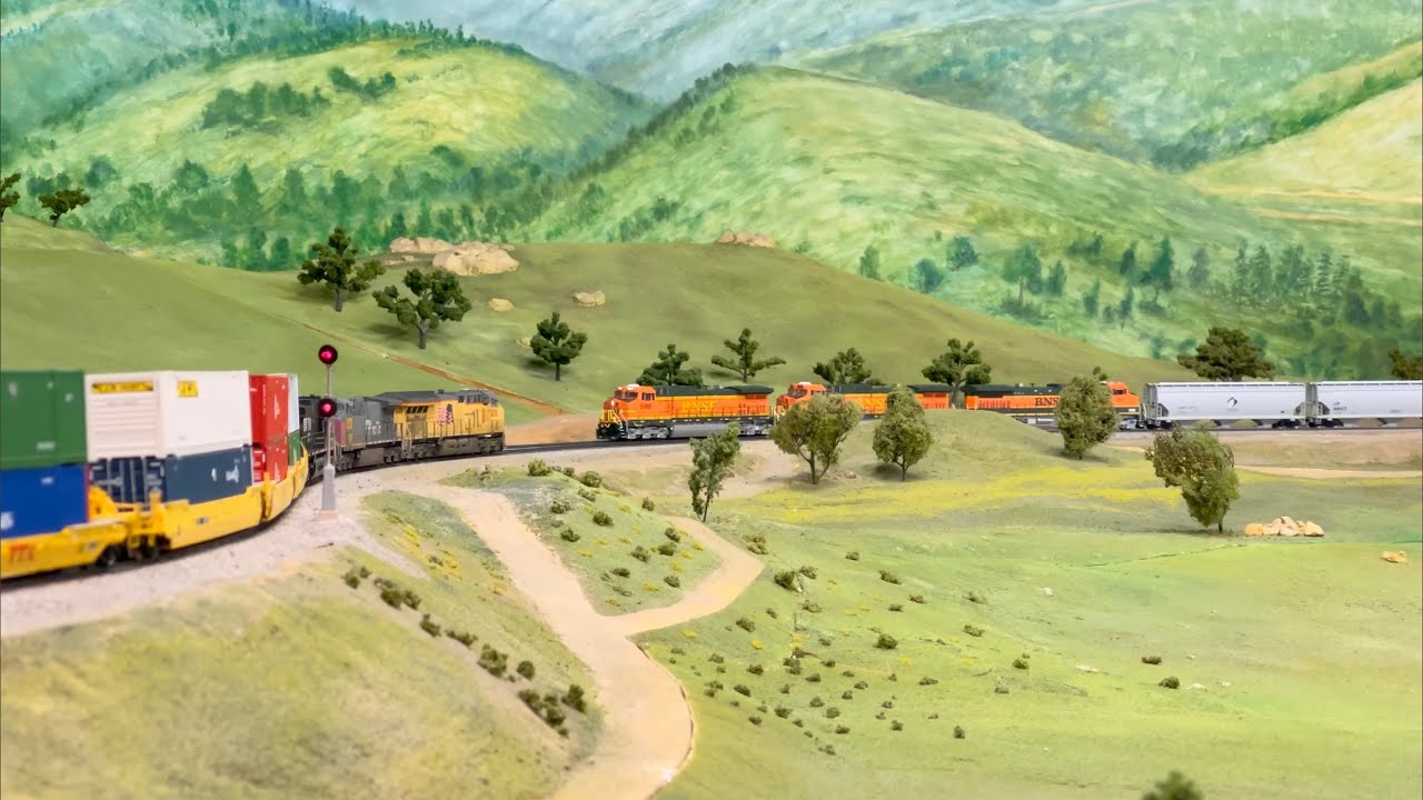 NON STOP HO Scale Model Trains Ep.38 Tehachapi! BNSF, Amtrak and more! La Mesa Visit [4K