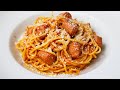 Espaguetis con tomate, salchichas y queso