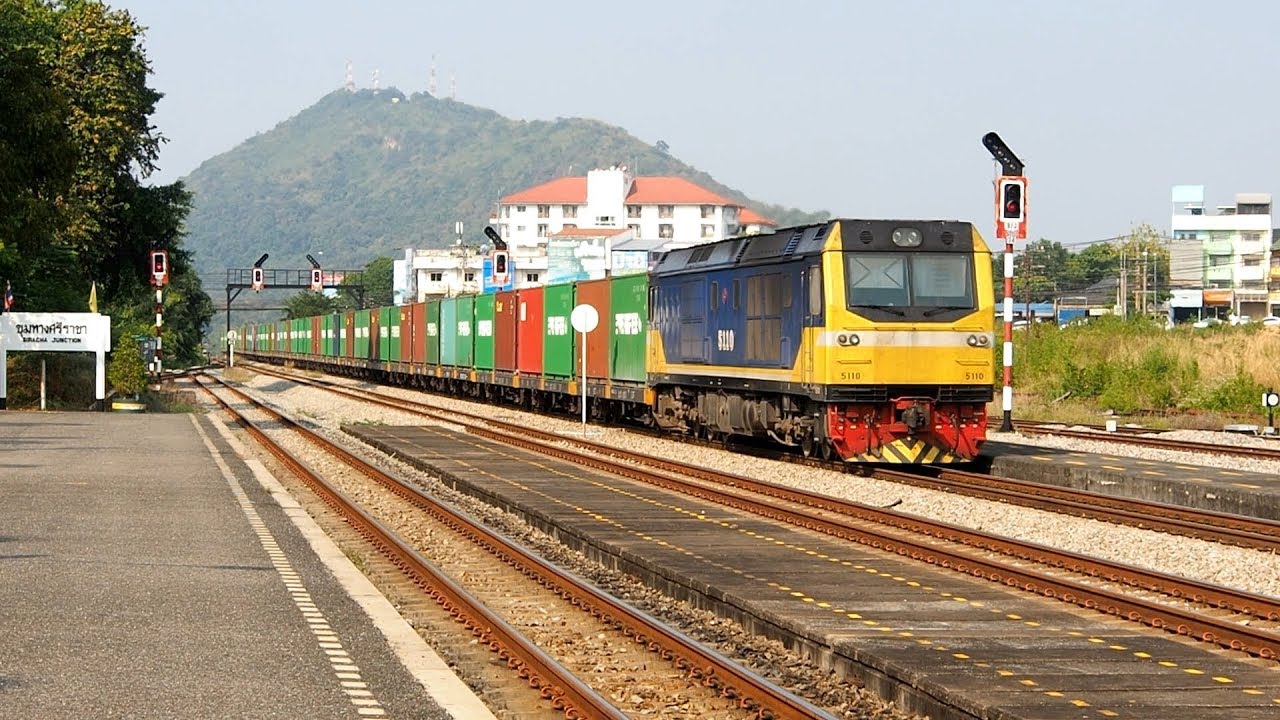 2018/12/21 【タイ国鉄】 貨物列車 中国中車 5110号機 & 5111号機 シーラーチャー駅 【交換】 YouTube