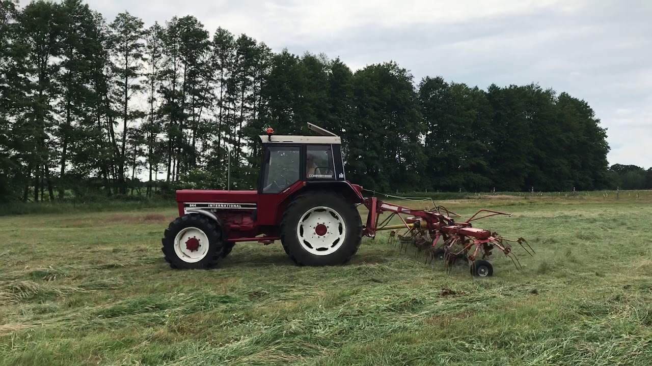 IHC 844 AS 1. Schnitt Heu 2019 wenden