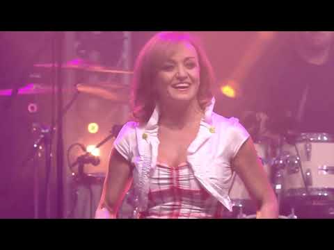 Szandi Raktárkoncert 2020 Csók az óra körül