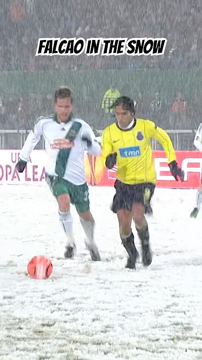 Football in the snow 😍