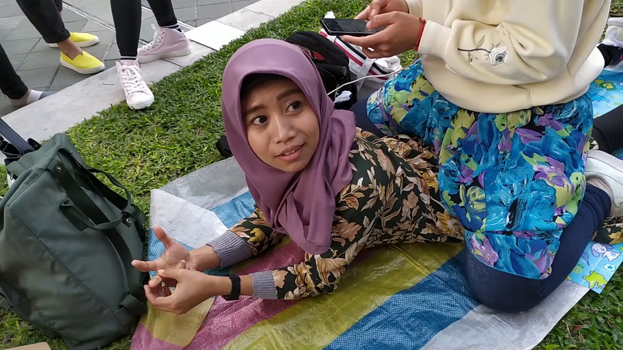 pijat urat punggung krutuk pakai kaki dan tangan