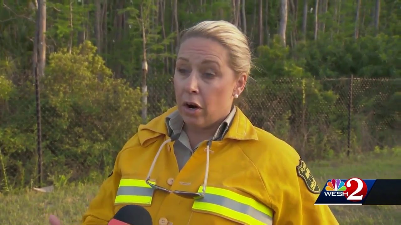 Brush fire shuts down interstate - YouTube