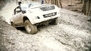 По жидкому лесу в "Большая Фанагорийская пещера" на Hilux