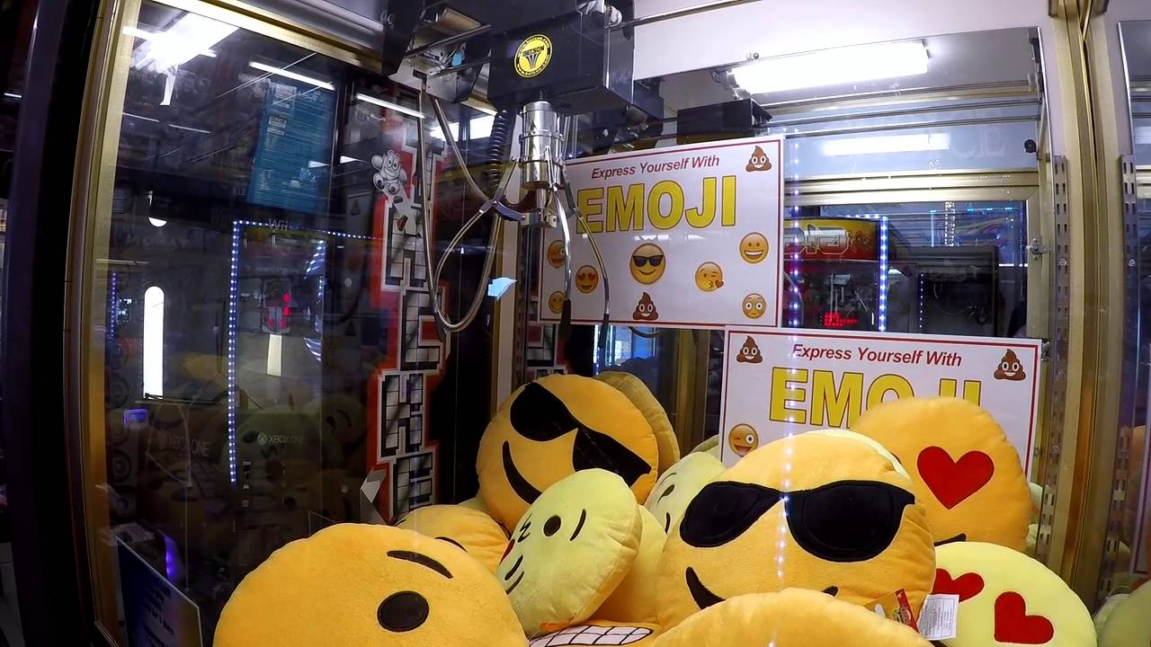MICHAEL WINS AT ANOTHER EMOJI PILLOW CLAW MACHINE