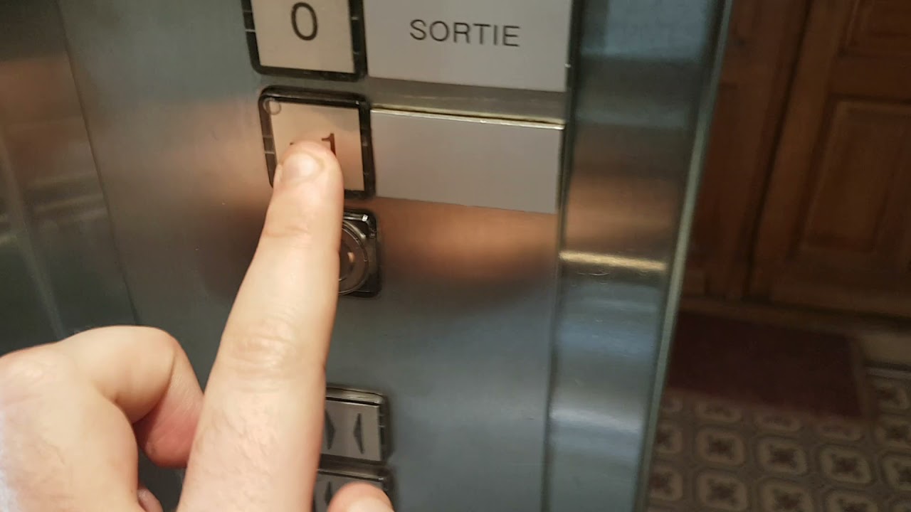 Magnifique ascenseur Menetrey vitré des années 1990 situé à la Rue du Lion-d'Or, à Lausanne