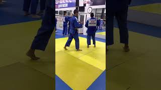 Judo Seoi-Otoshi - бросок через спину с колен, со срывом верхнего левостороннего захвата.