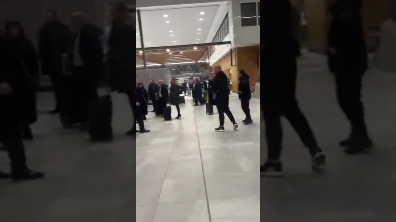 Разъяренные фанаты «Рейнджерс» набросились на Стюарта и Телвелла в аэропорту 😂😂