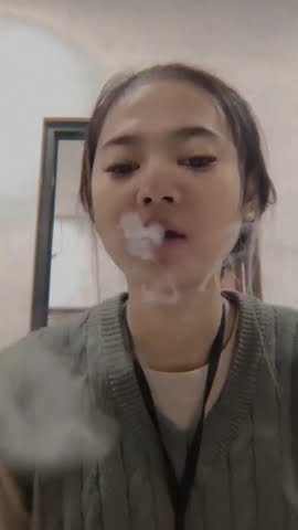 cewek cantik merokok