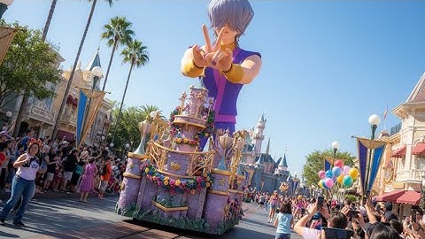 Giant KPop Demon Hunter show in Disneyland Day Parade
