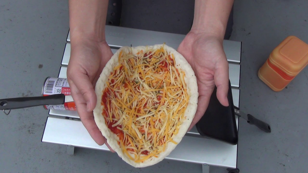 ベランダ飯 ホットサンドメーカーでピザを焼く Youtube