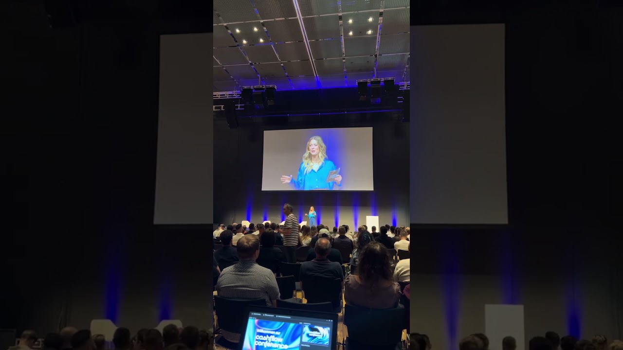 Moderatorin Maxi Sarwas auf der Cashflow Conference 2024