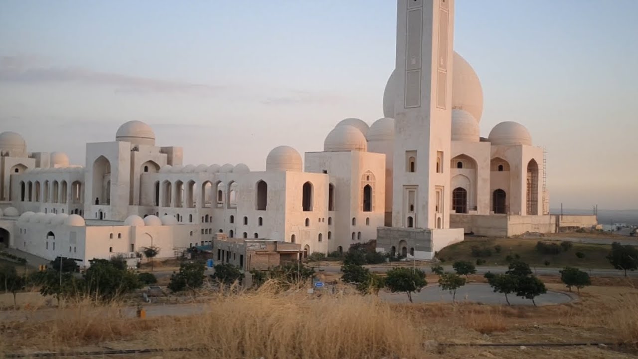 4th Biggest Mosque in the world: Grand Jamia Mosque 