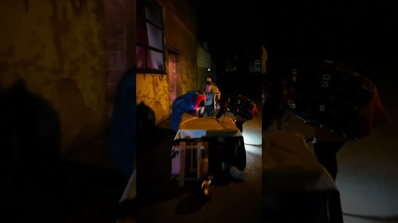 Маленький сердитый мужчина кричит на трубача в Нью-Йорке — BTS